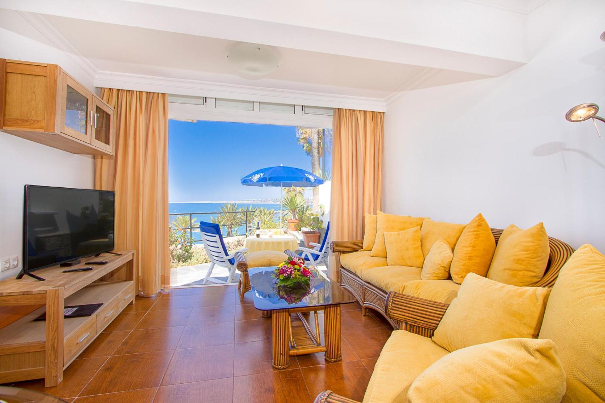 Sunsuites Carolina San Agustin  Bilik gambar