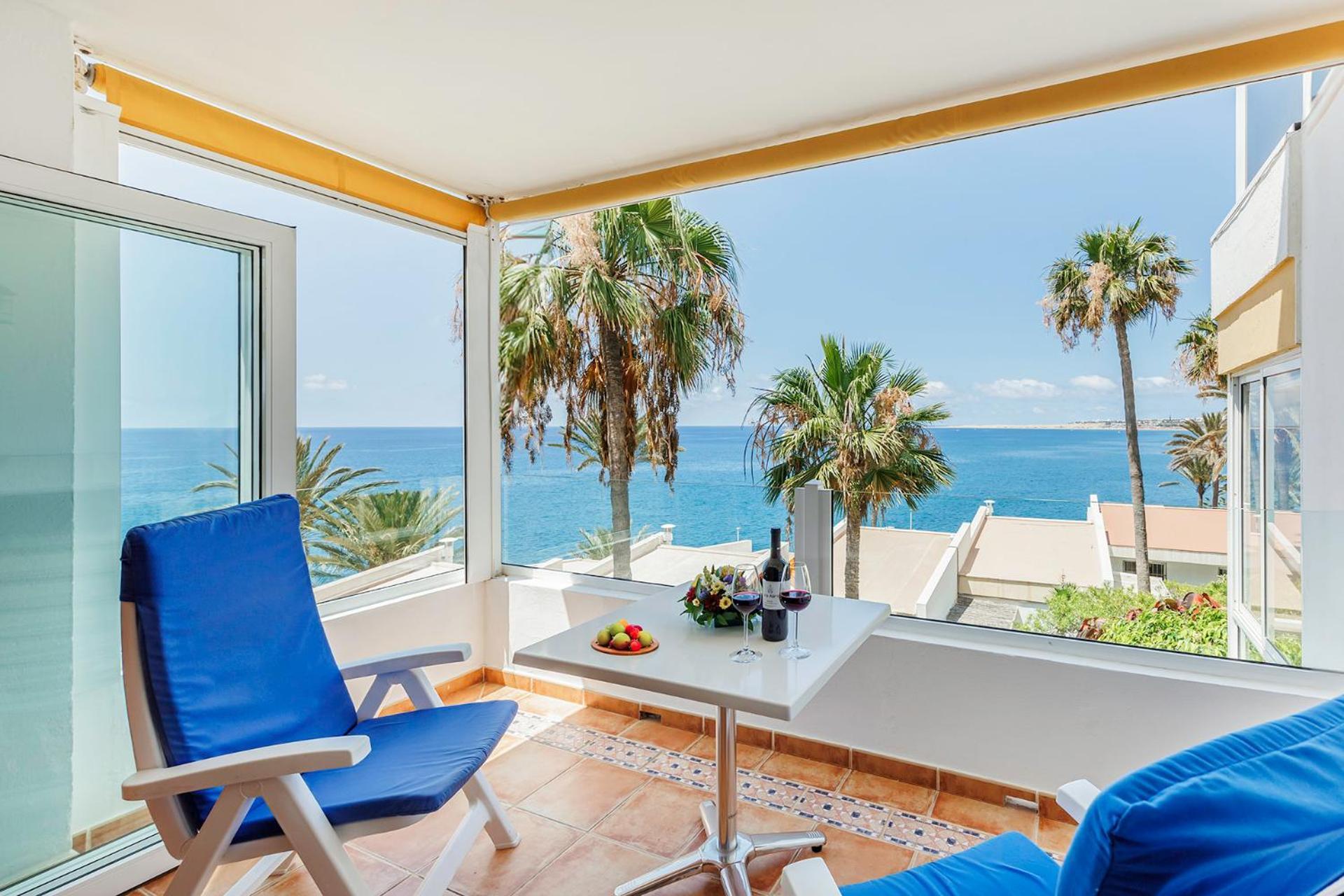 Sunsuites Carolina San Agustin  Bilik gambar