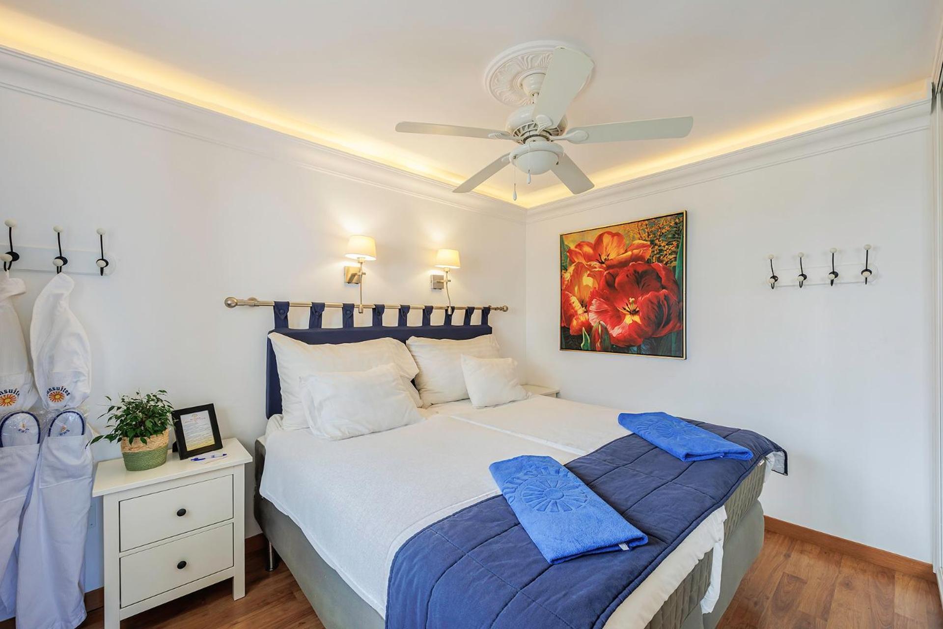 Sunsuites Carolina San Agustin  Bilik gambar