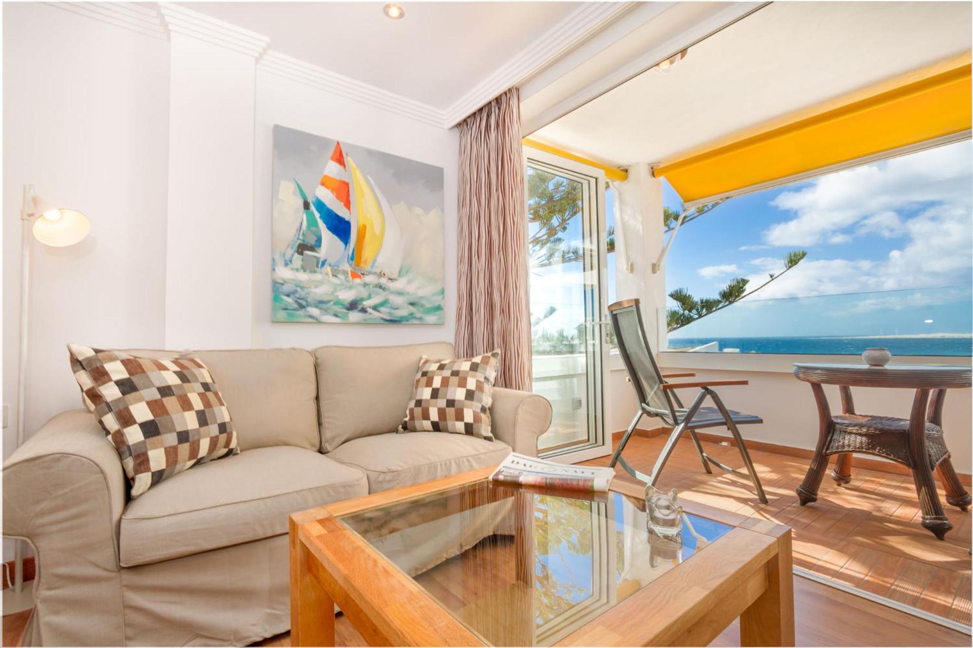 Sunsuites Carolina San Agustin  Bilik gambar