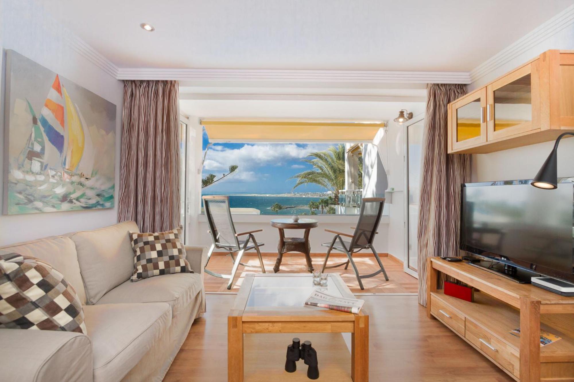 Sunsuites Carolina San Agustin  Bilik gambar
